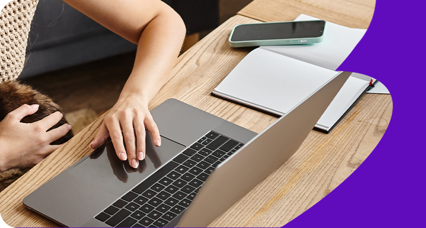 Pessoa usando notebook